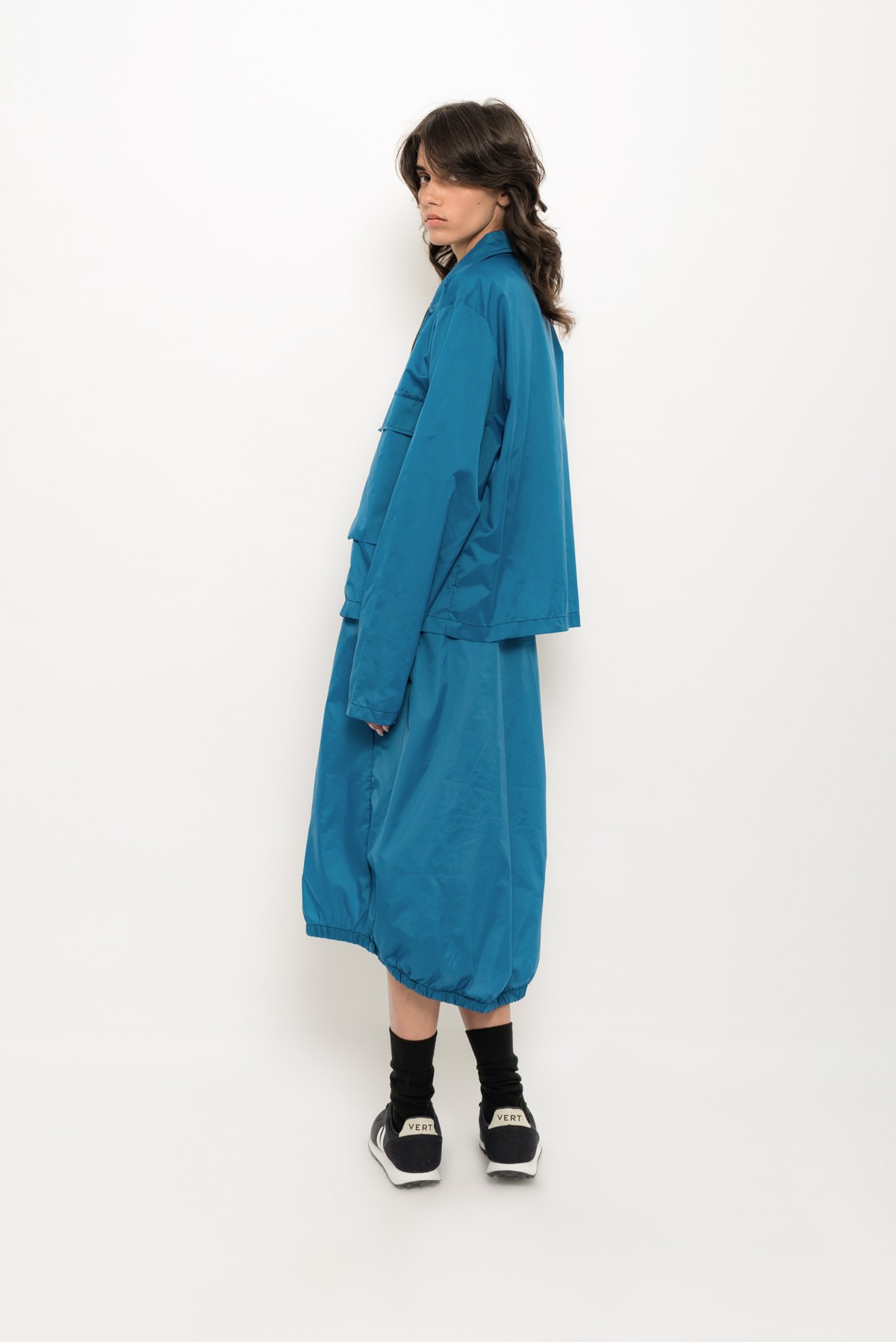 jaqueta com maxi bolso em nylon regenerado ECONYL™