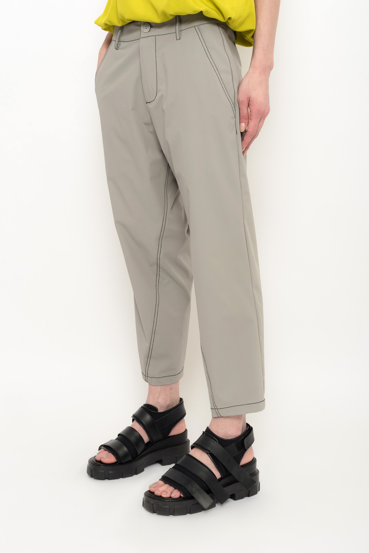 calça estilo alfaiataria em nylon com elastano