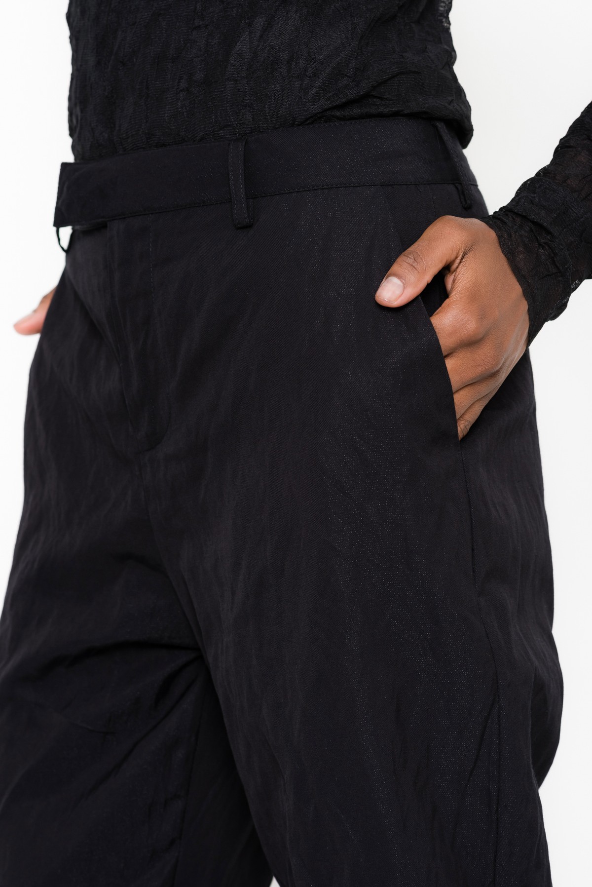 calça alfaiataria em tecido inox | crinkled inox cotton tailoring pants
