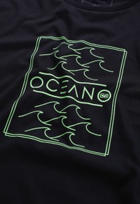 CAMISETA OCEANO ONDAS NEON