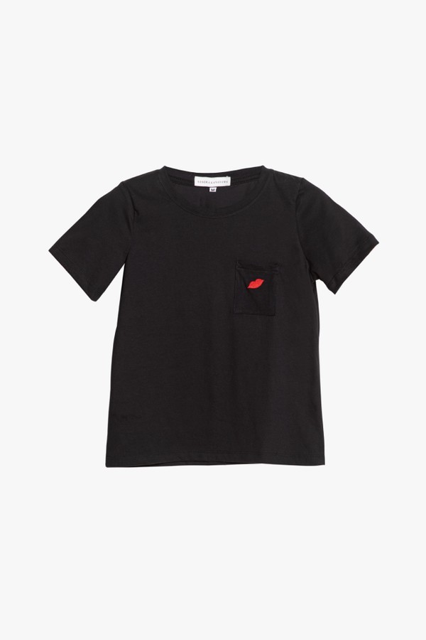 Camiseta algodão slim bolso bordado beijo Nani preta