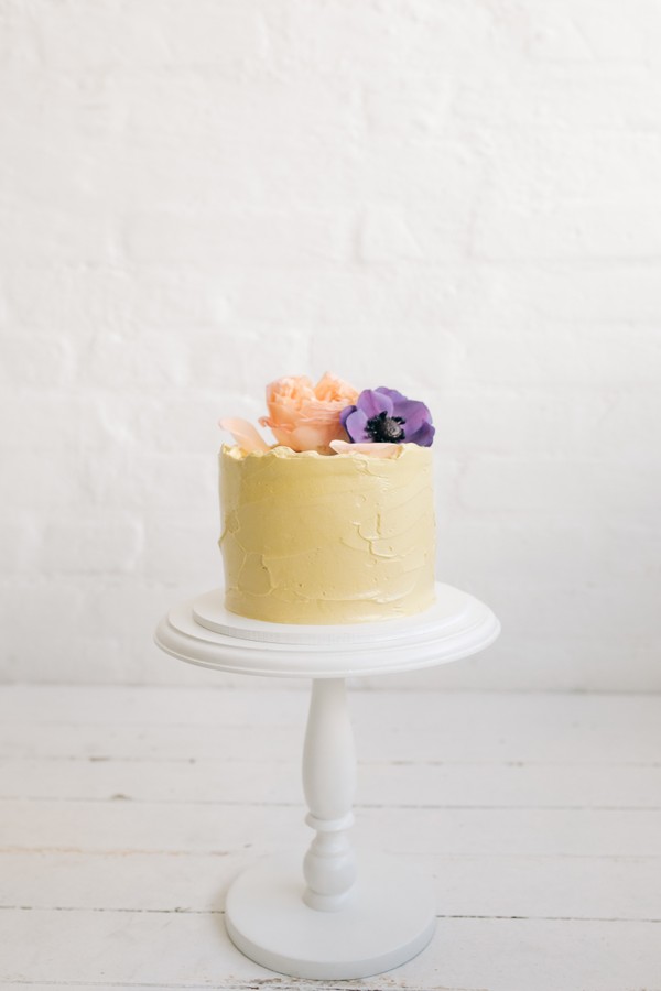 Foto do produto bolo anêmona e rosa inglêsa (amarelo)